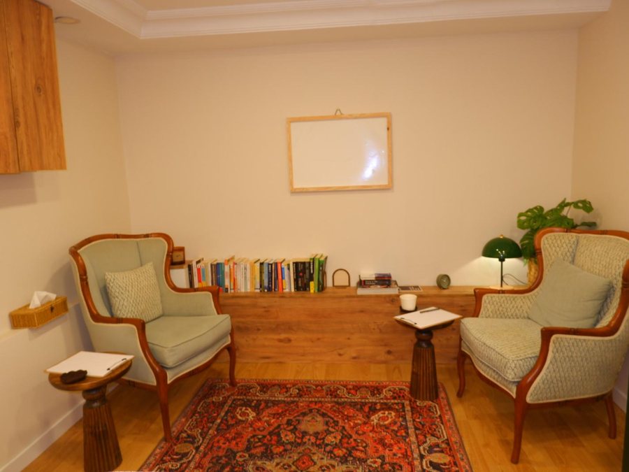 İki koltuğun karşılıklı durduğu görüşme odası